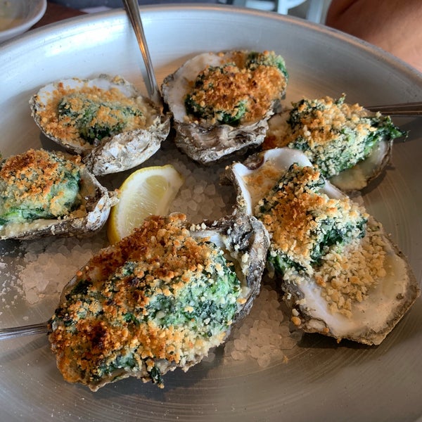 Foto scattata a Reel Fish Coastal Kitchen + Bar da Erica C. il 9/1/2019