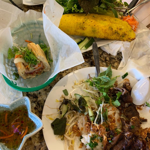 4/13/2019 tarihinde Erica C.ziyaretçi tarafından Ánh Hồng Restaurant'de çekilen fotoğraf