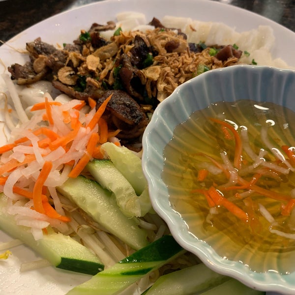 Foto diambil di Ánh Hồng Restaurant oleh Erica C. pada 12/27/2018