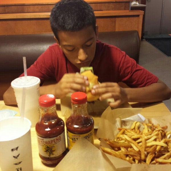 Photo taken at Meatheads Burgers &amp; Fries by Maribel S. on 8/4/2015