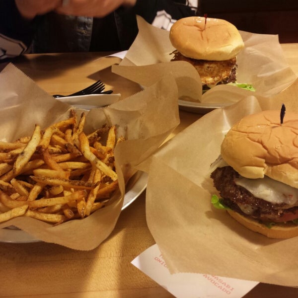 Foto tirada no(a) Meatheads Burgers &amp; Fries por Maribel S. em 3/21/2015