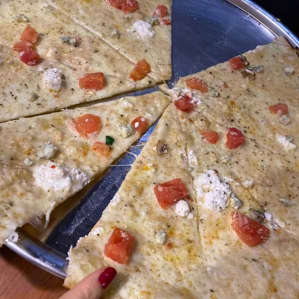Foto diambil di The Upper Crust Pizzeria oleh Aytuğ T. pada 1/1/2020
