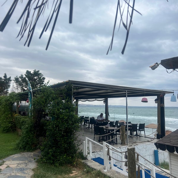 Foto tirada no(a) Shaya Beach Cafe &amp; Restaurant por Berna H. em 8/13/2023