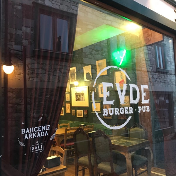 Foto diambil di EVDE Burger - PUB oleh Berna H. pada 3/27/2022