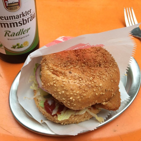 8/4/2014 tarihinde Tom S.ziyaretçi tarafından Yellow Sunshine Burger'de çekilen fotoğraf