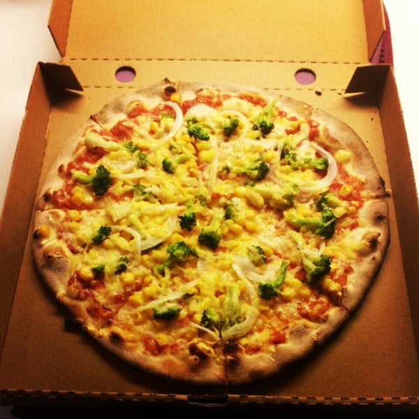 Pizza Vegana with vegan cheese. Order some extra veggies on it and you'll get yourself a very nice vegan pizza experience ツ