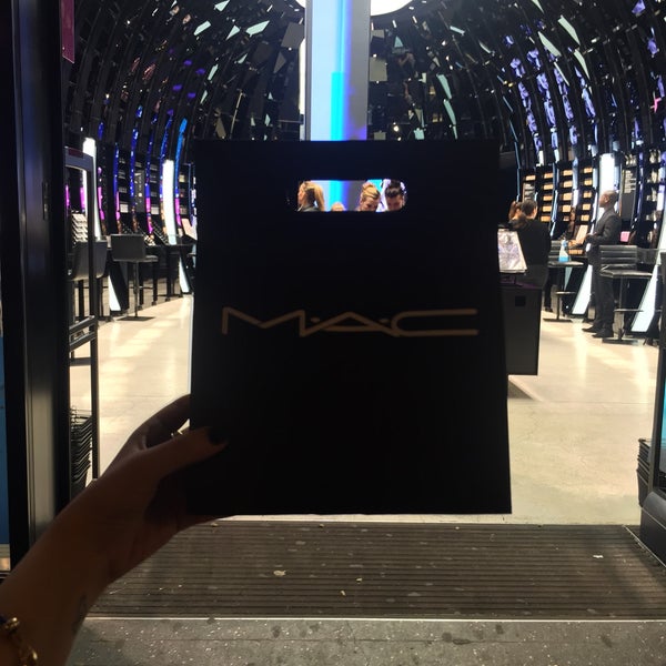 Photo taken at MAC Cosmetics by Hind 🐌 on 11/5/2015