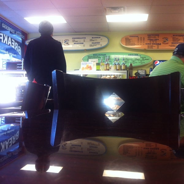 3/29/2014 tarihinde Frances W.ziyaretçi tarafından Surfin Donuts'de çekilen fotoğraf