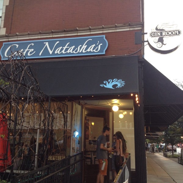 Foto tomada en Cafe Natasha&#39;s  por Chris R. el 9/9/2014