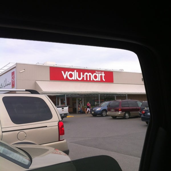 Reid's valumart Grocery Store in Lindsay