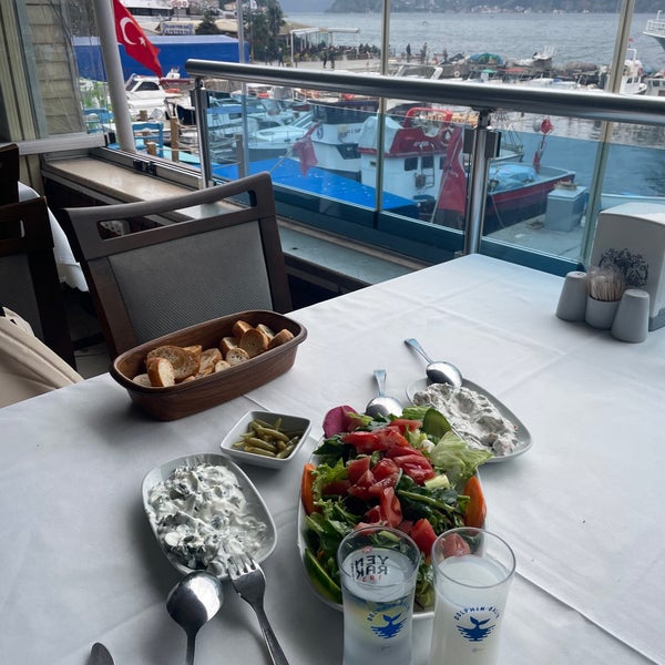Foto diambil di Dolphin Balık Restaurant oleh İlter A. pada 11/7/2022