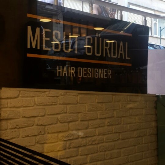 Das Foto wurde bei Mesut Gürdal Hair Design von Sirin S. am 5/11/2015 aufgenommen