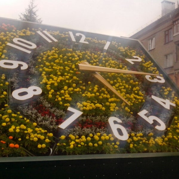 Площадь ленина часы работы. Площадь Ленина часы. Часы в Северске на площади. Часы на площади Ленина Серпухов. Покажите часы на площадь Ленина.