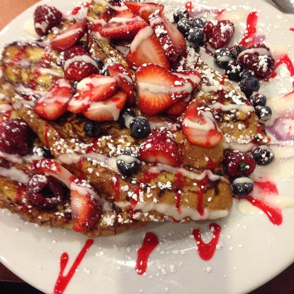 Foto diambil di Sweet Berry Cafe oleh Sarah R. pada 4/5/2014