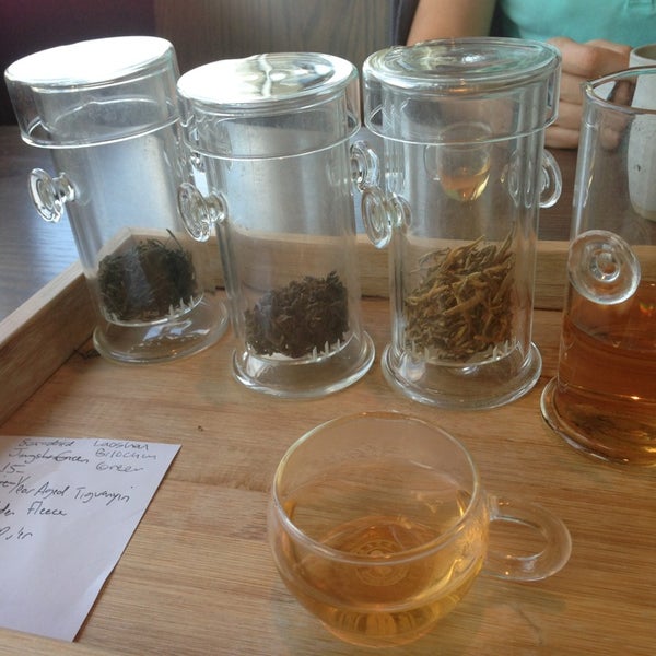 8/31/2013 tarihinde Mari Y.ziyaretçi tarafından Verdant Tea Tasting Room &amp; Tea Bar'de çekilen fotoğraf