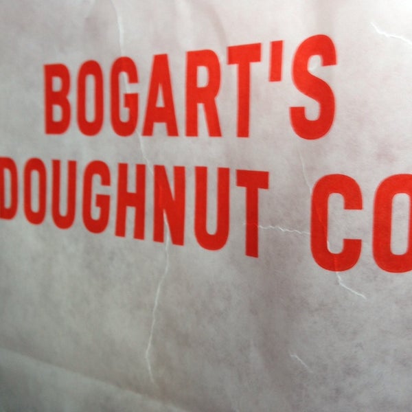 Foto scattata a Bogart&#39;s Doughnut Co. da Mari Y. il 6/18/2014