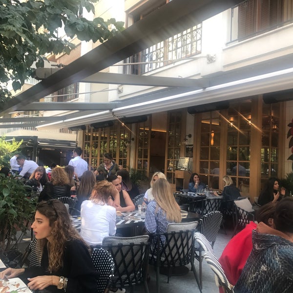 Foto diambil di Yüzde Yüz Restaurant &amp; Cafe oleh Emre AÖ pada 10/8/2018