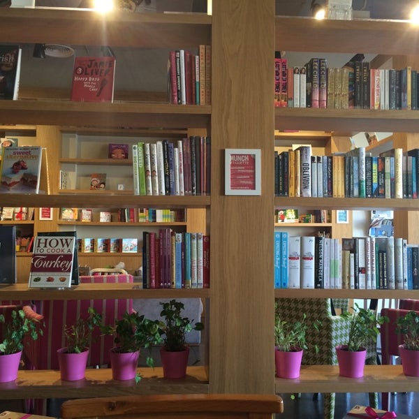 11/29/2014 tarihinde Wins M.ziyaretçi tarafından BookMunch Cafe'de çekilen fotoğraf