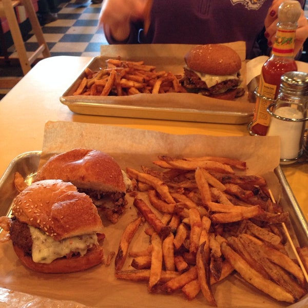 Foto diambil di MOOYAH Burgers, Fries &amp; Shakes oleh Claire S. pada 3/1/2014