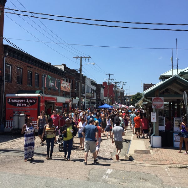 Photo taken at 17th Street Farmer&#39;s Market by Trevor D. on 6/14/2015