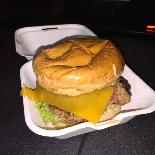 Foto scattata a Holy Burger da NFBMUC il 11/9/2015