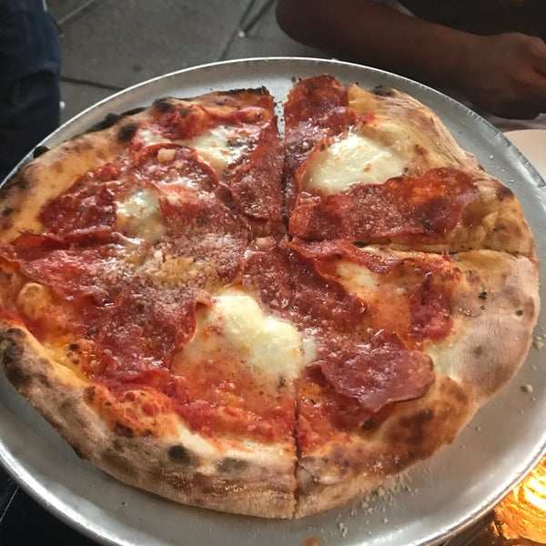 6/3/2018 tarihinde Marthaziyaretçi tarafından Pizzeria Sirenetta'de çekilen fotoğraf