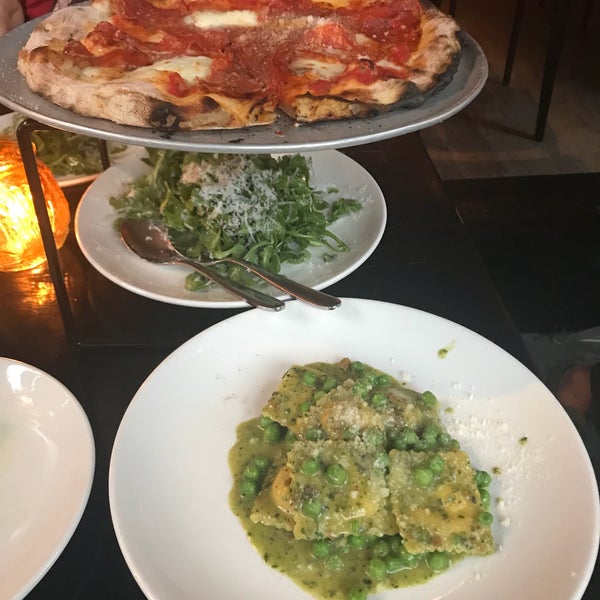 รูปภาพถ่ายที่ Pizzeria Sirenetta โดย Martha เมื่อ 6/3/2018