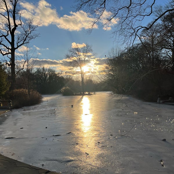 รูปภาพถ่ายที่ LeFrak Center at Lakeside โดย Jorge V. เมื่อ 2/6/2022