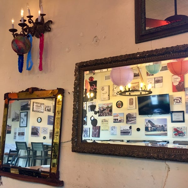 4/22/2018 tarihinde Georgia G.ziyaretçi tarafından The New Feelings Cafe, Bar &amp; Courtyard Lounge'de çekilen fotoğraf
