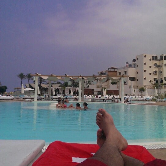 8/12/2013 tarihinde Amir E.ziyaretçi tarafından Praia Beach Resort'de çekilen fotoğraf