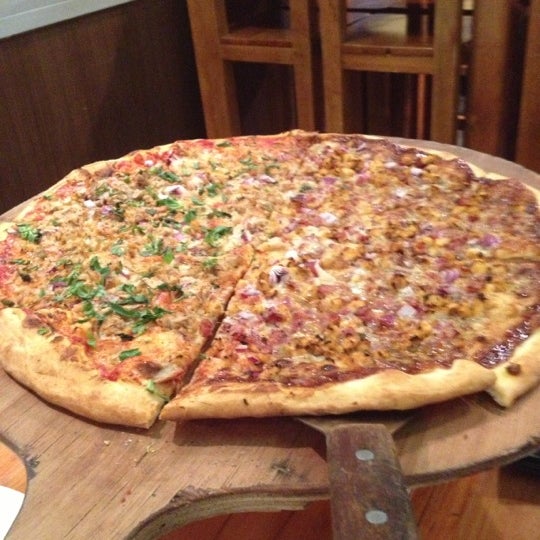 Снимок сделан в Pyro Pizza пользователем Natasha S. 10/2/2012