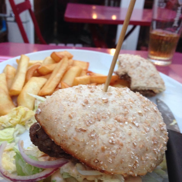 Foto scattata a Deluxe Burger da Veronique M. il 6/13/2015