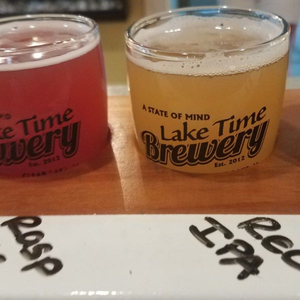 Foto tirada no(a) Lake Time Brewery por Tanya M. em 7/20/2019