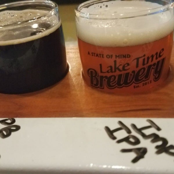 Foto tirada no(a) Lake Time Brewery por Tanya M. em 7/20/2019