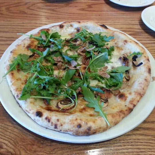 รูปภาพถ่ายที่ Pizzeria Orso โดย Rick A. เมื่อ 1/20/2013