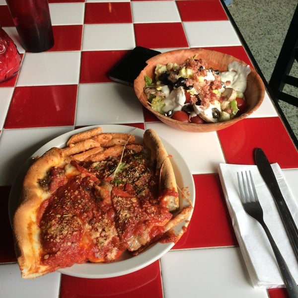 6/12/2014にChris S.がSouth of Chicago Pizza and Beefで撮った写真