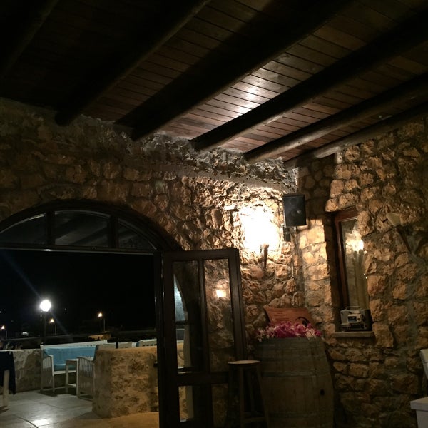 Foto tirada no(a) Akropol Cafe &amp; Bar &amp; Restaurant por Homonculus. em 10/25/2016