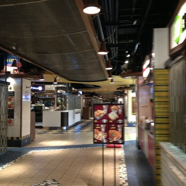 Les Halles de la Gare  Food Court in Montréal