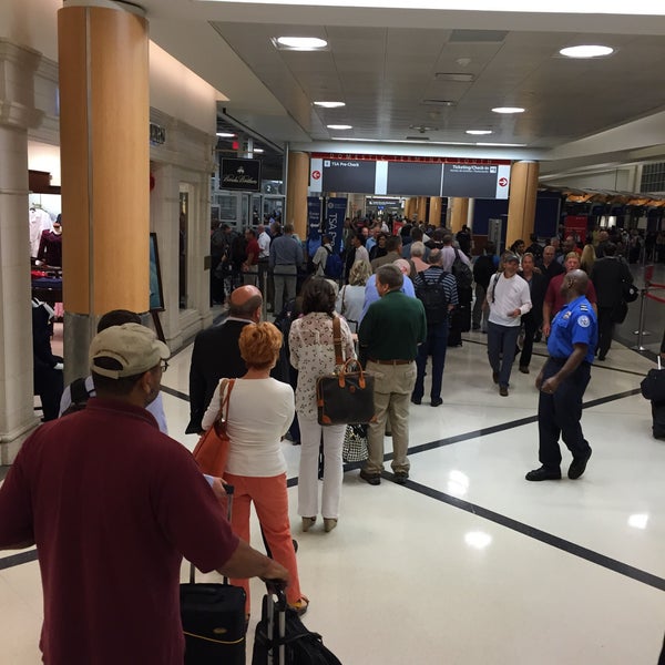 Foto tirada no(a) Aeroporto Internacional de Atlanta Hartsfield-Jackson (ATL) por Bill V. em 8/12/2015