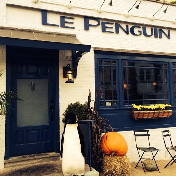 Photo taken at Le Penguin by Lu B. on 10/23/2013