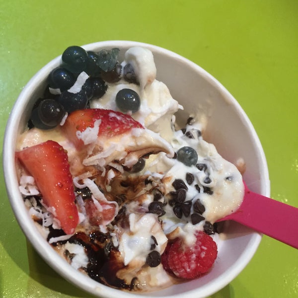 Foto tirada no(a) Yooglers Frozen Yogurt por Yumi M. em 12/16/2014