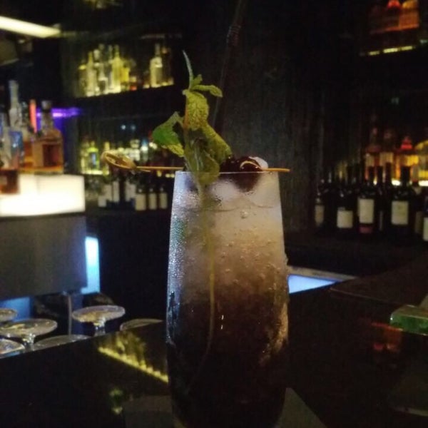 Foto tirada no(a) GQ Bar Dubai por Stella em 4/25/2015