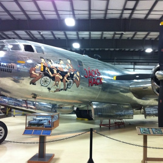 Das Foto wurde bei New England Air Museum von Matt F. am 10/9/2012 aufgenommen