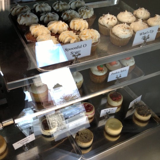 10/27/2012에 Cathy B.님이 The Sweet Tooth - Cupcakery and Dessert Shop에서 찍은 사진