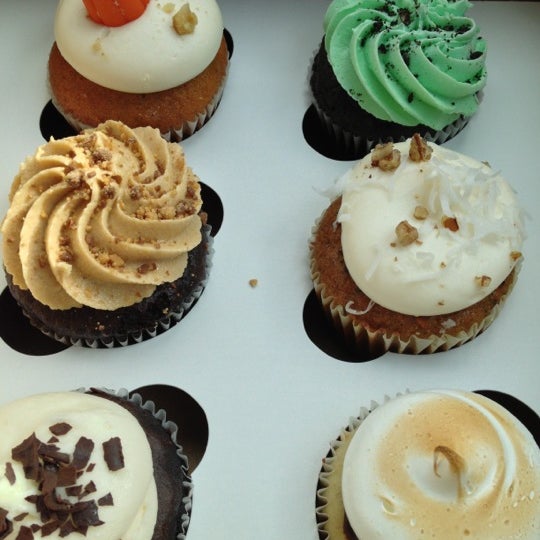 Снимок сделан в The Sweet Tooth - Cupcakery and Dessert Shop пользователем Cathy B. 10/27/2012