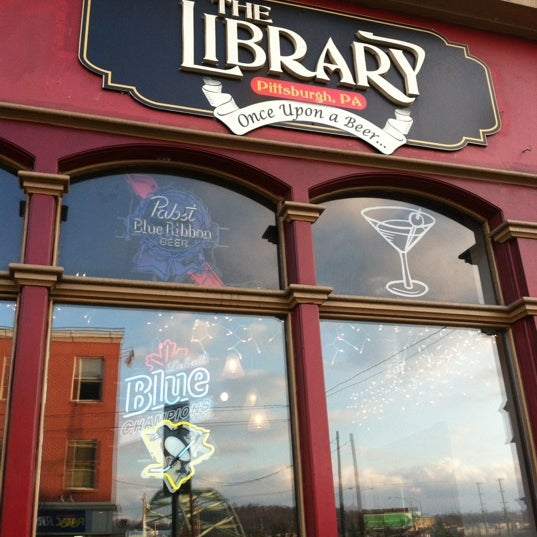 รูปภาพถ่ายที่ The Library โดย Alison เมื่อ 2/18/2012