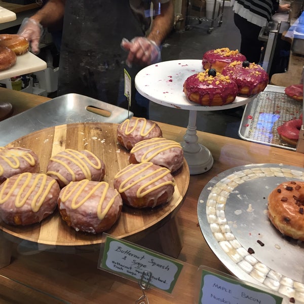 10/22/2016에 J Crowley님이 Glazed Gourmet Doughnuts에서 찍은 사진