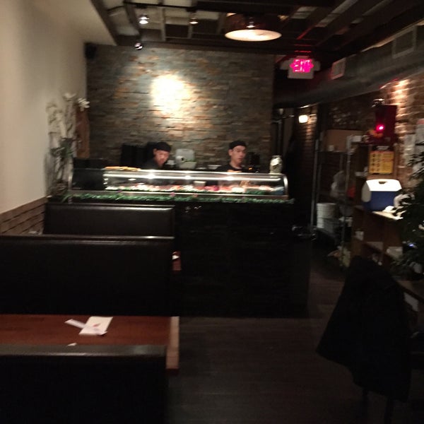 รูปภาพถ่ายที่ Kumo Sushi II โดย J Crowley เมื่อ 12/20/2015