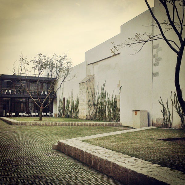 Hay lugares excepcionales, imprescindibles e inolvidables, este es uno de ellos, la parte del museo y la biblioteca, así como del retablo recién restaurado son hermosos, un gran lugar para regresar.