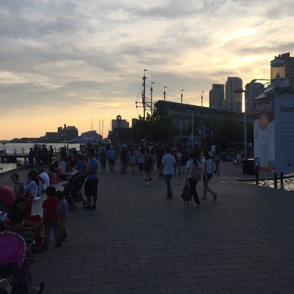รูปภาพถ่ายที่ Harbourfront Centre โดย Fernanda A. เมื่อ 8/6/2018